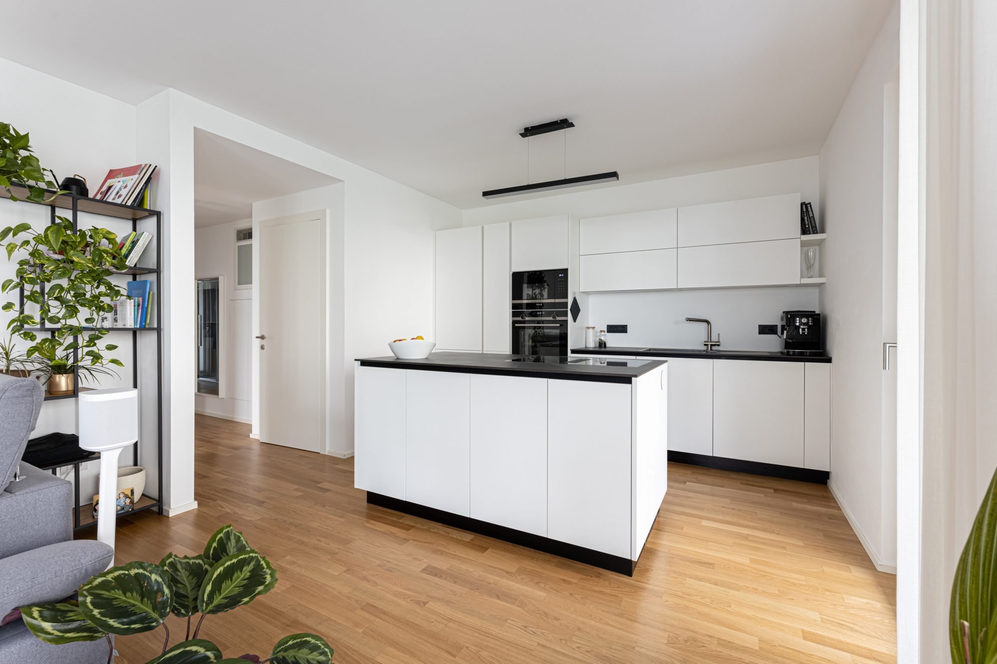 Cucine-ristrette-openspace-e-divisione-leggera-2