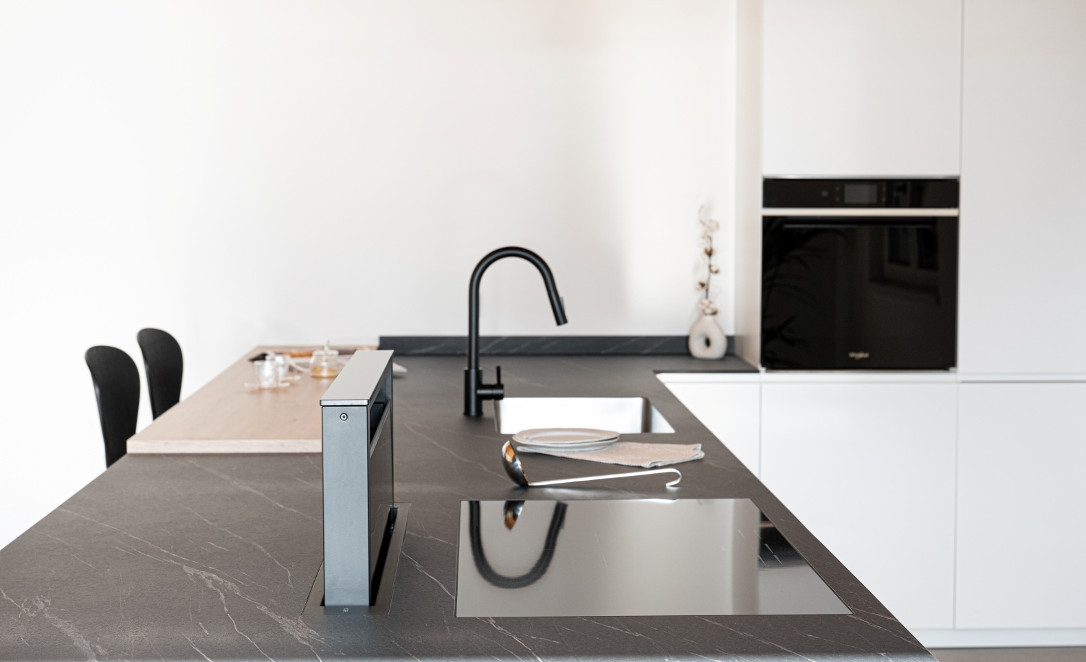 Cucina-pietra-ormea-e-rovere-nodi-2